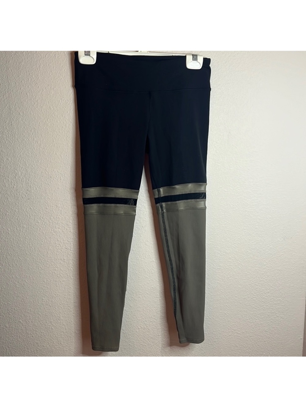 ALO Yoga size small Black and Olive Colorblock Leggings with Stripe Detail